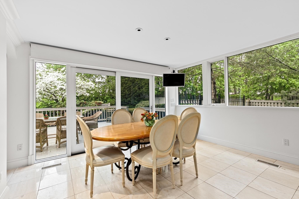 25 Laurus Ln, Newton