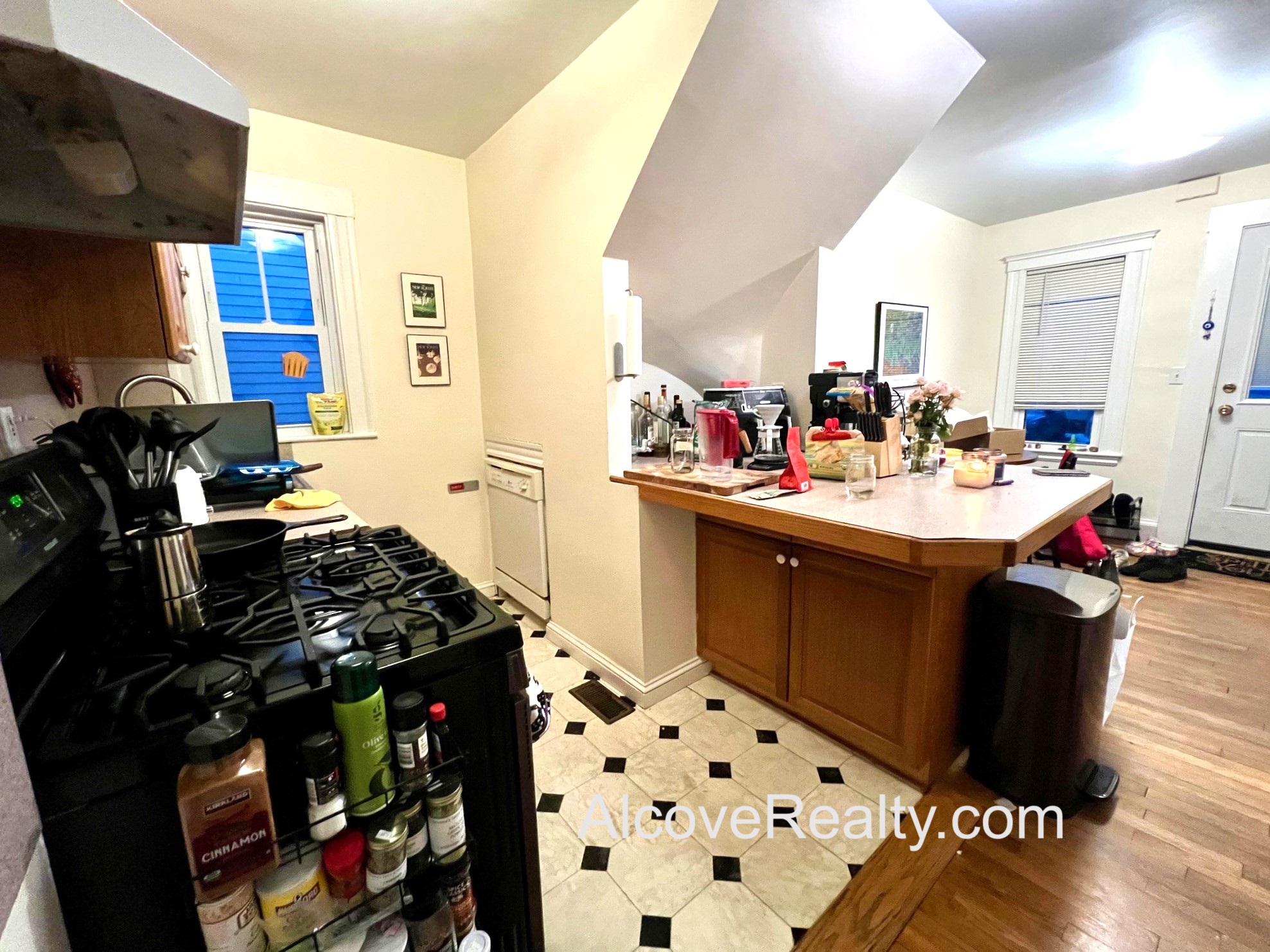 31 Corinthian Rd, Tufts