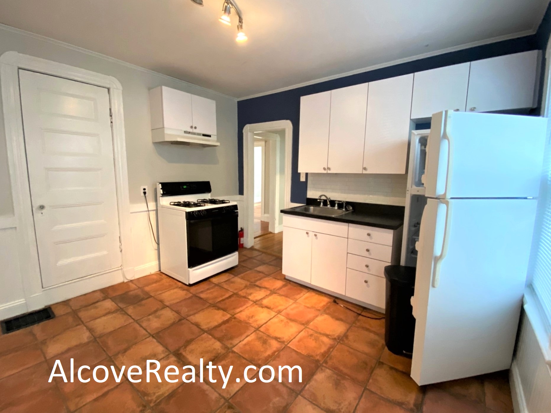 2 bed, 1 bath apartment for rent at 46 Gold Star Rd Unit 1, North Cambridge — photo 3 of 10
