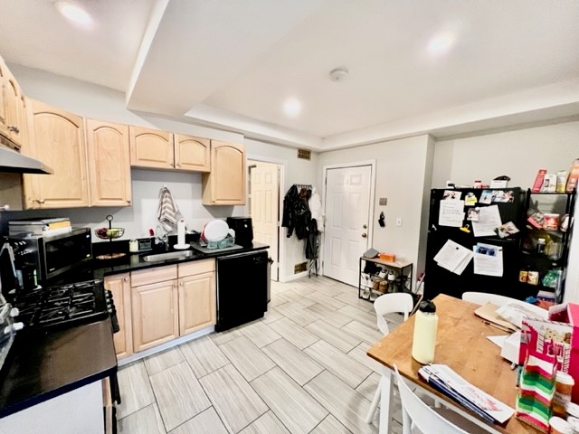 3 bed, 1 bath apartment for rent at 220 Hanover Unit 9F, North End — photo 3 of 16