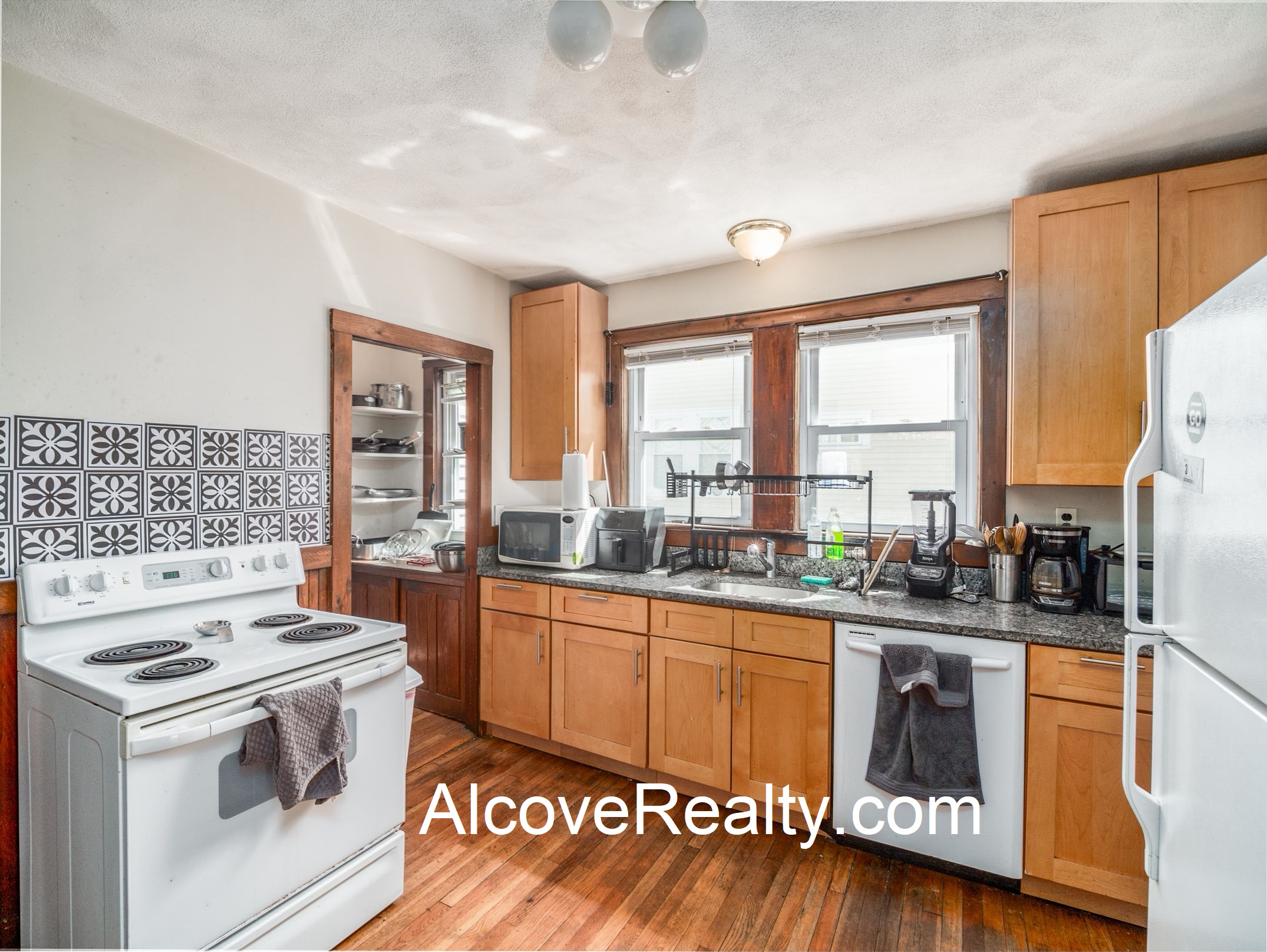 3 bed, 1 bath apartment for rent at 62 Upland Rd Unit 3, Teele Square — photo 3 of 12