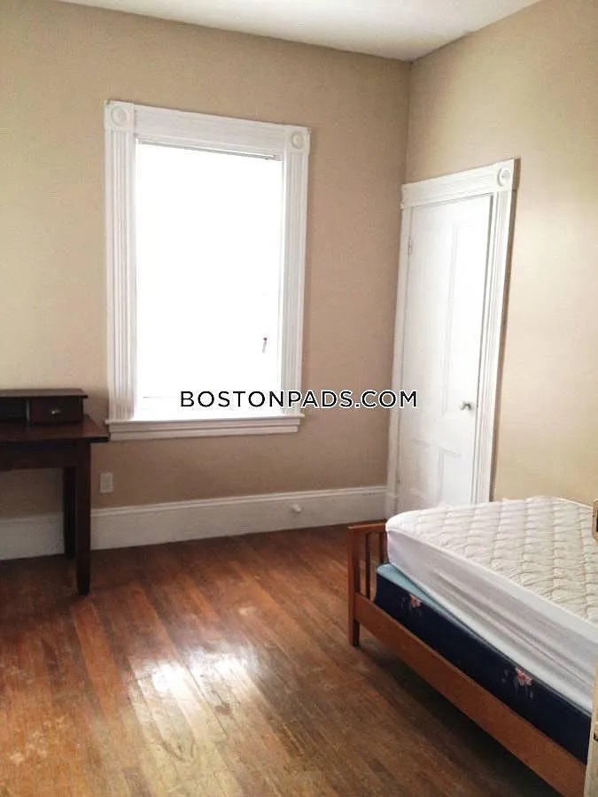 6 bed, 3 bath apartment for rent at 38 Floyd St Unit 1, Waltham — photo 3 of 10