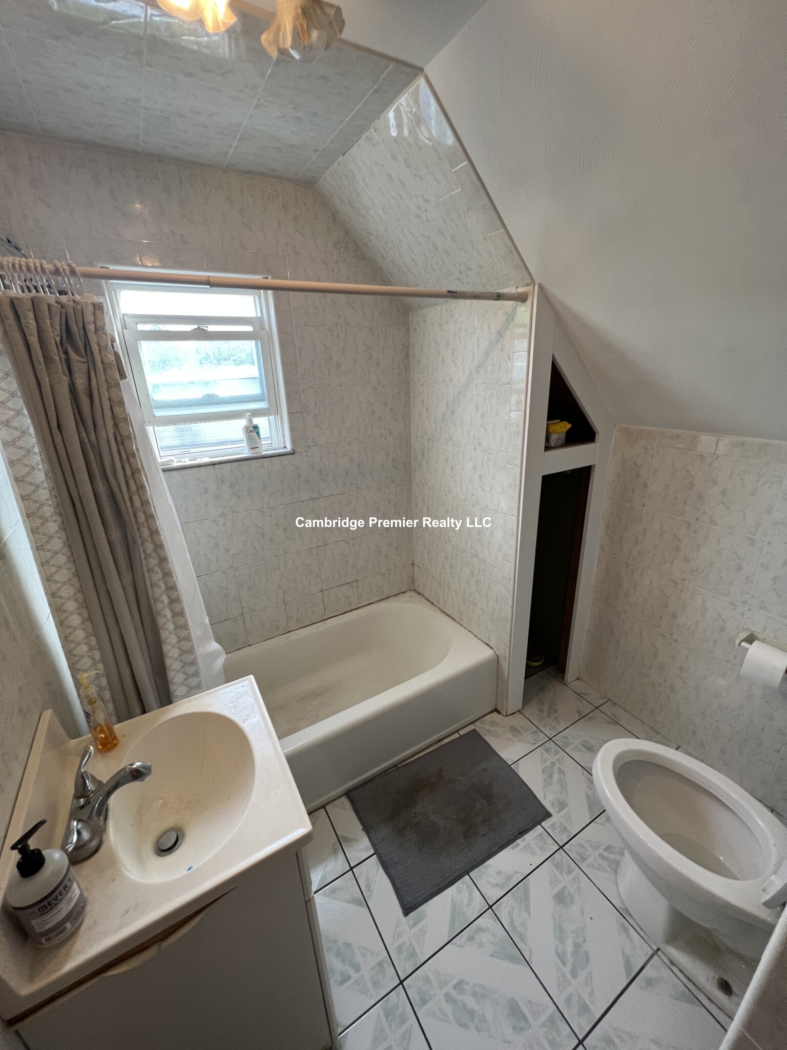 5 bed, 2 bath apartment for rent at 118 Summer St Unit 1, Medford — photo 3 of 5