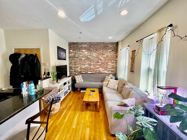 3 bed, 1 bath apartment for rent at 17 Thacher St Unit 2, North End — photo 3 of 24