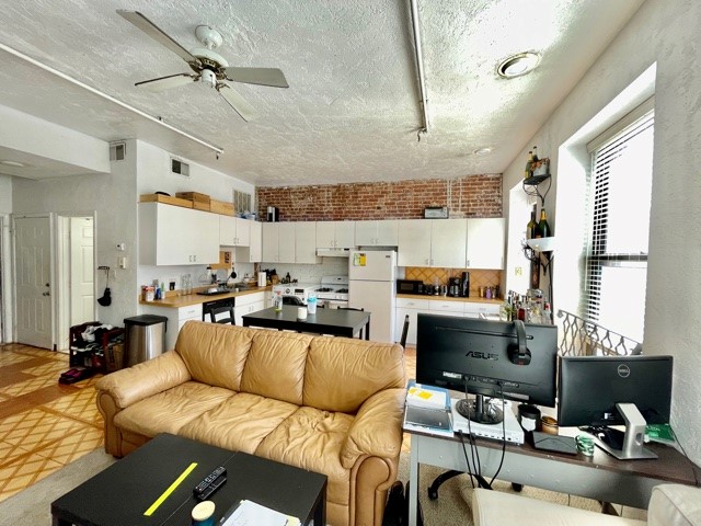 2.5 bed, 1 bath apartment for rent at 223 Endicott St Unit 4, North End — photo 3 of 16