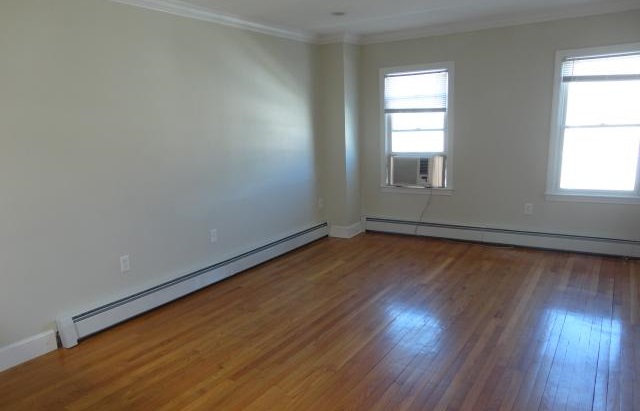 3 bed, 1 bath apartment for rent at 133 7th St Unit 3, South Boston — photo 3 of 10