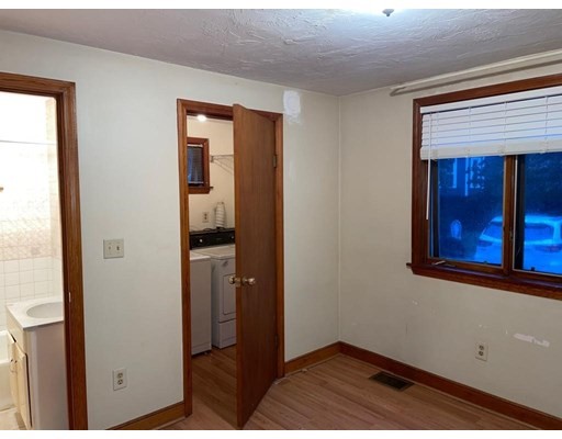 1 bed, 1 bath apartment for rent at 3 7 Greenwood Sq Unit 7, Hyde Park — photo 7 of 8