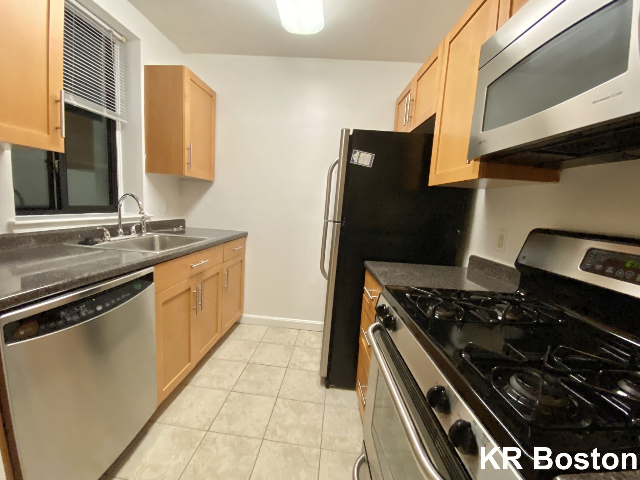 2 bed, 1 bath apartment for rent at 137 Mount Auburn Unit 302, Harvard Square — photo 5 of 6