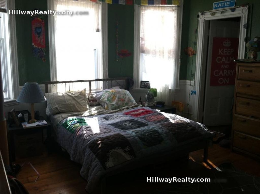 4 bed, 1 bath apartment for rent at 17 Eldora St Unit 3, Mission Hill — photo 3 of 4