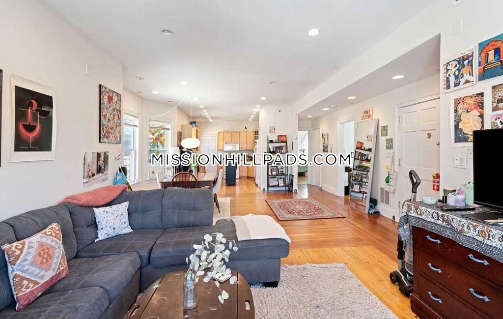 5 bed, 3 bath apartment for rent at 70 Hillside St Unit 3, Mission Hill — photo 3 of 11