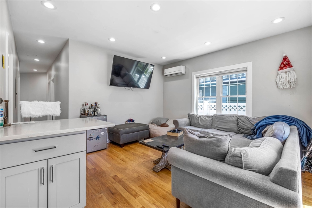 8 W Bellflower St, Dorchester