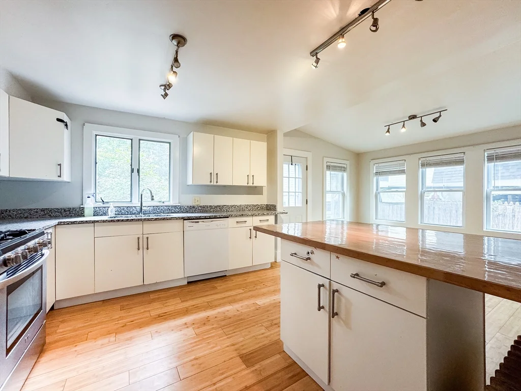 11 Maple Cir, Newton