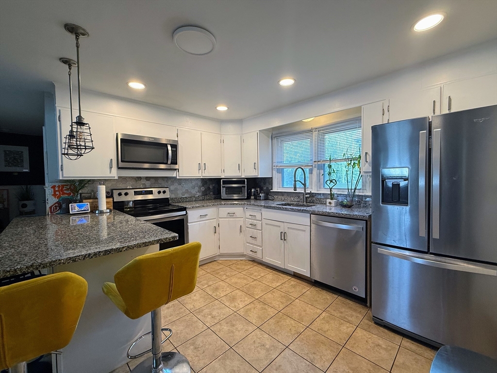 89 Bunker Hill Ave, Lowell