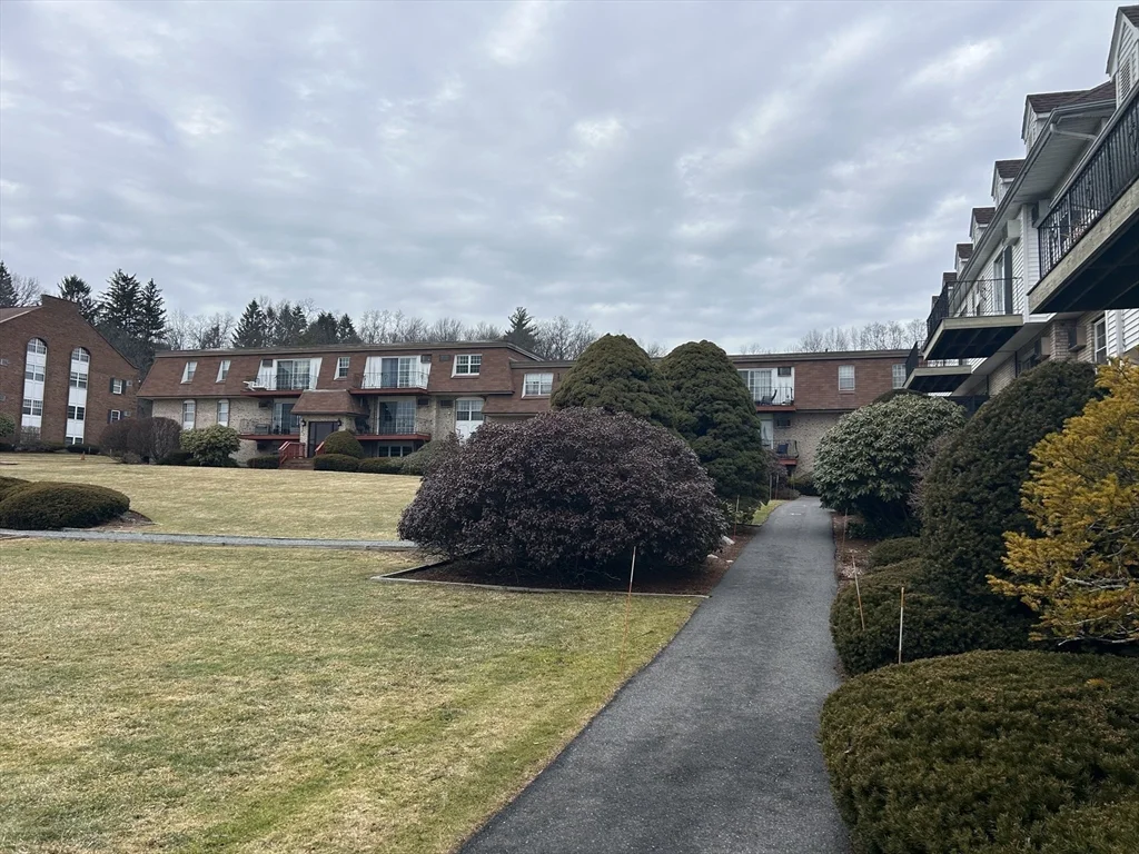 18 Williamsburg Ct, Shrewsbury