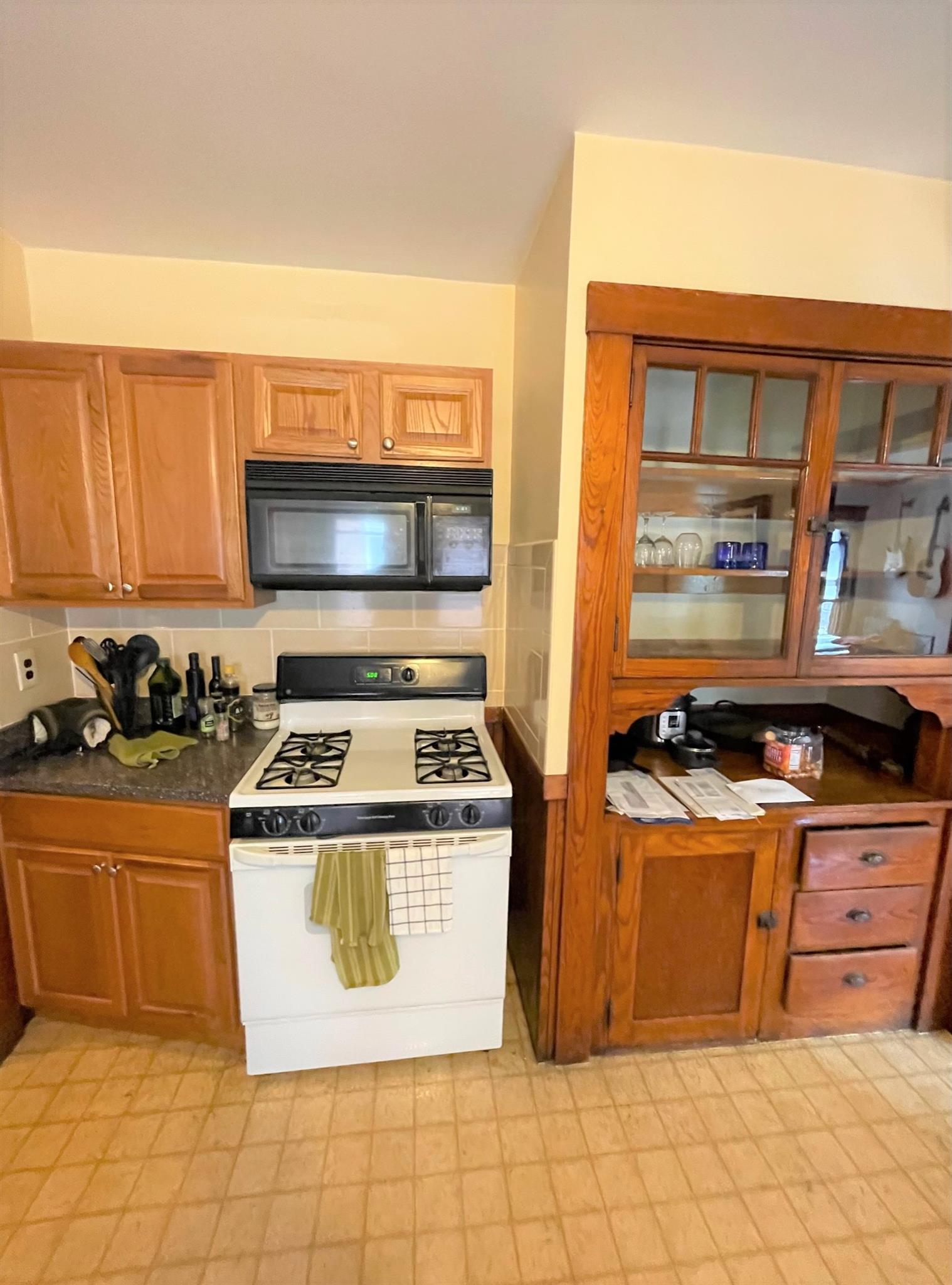 1.5 bed, 1 bath apartment for rent at 14 Winslow Ave Unit 2, Davis Square — photo 2 of 11