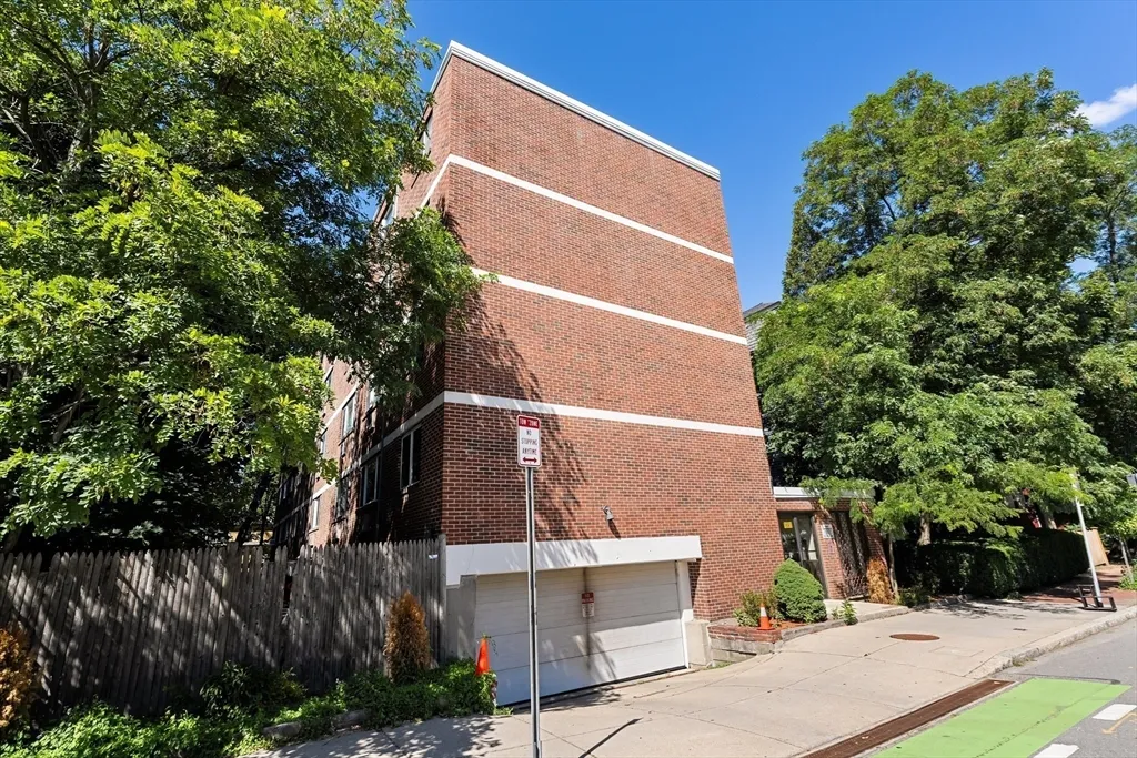 1691 Cambridge St, Mid-Cambridge