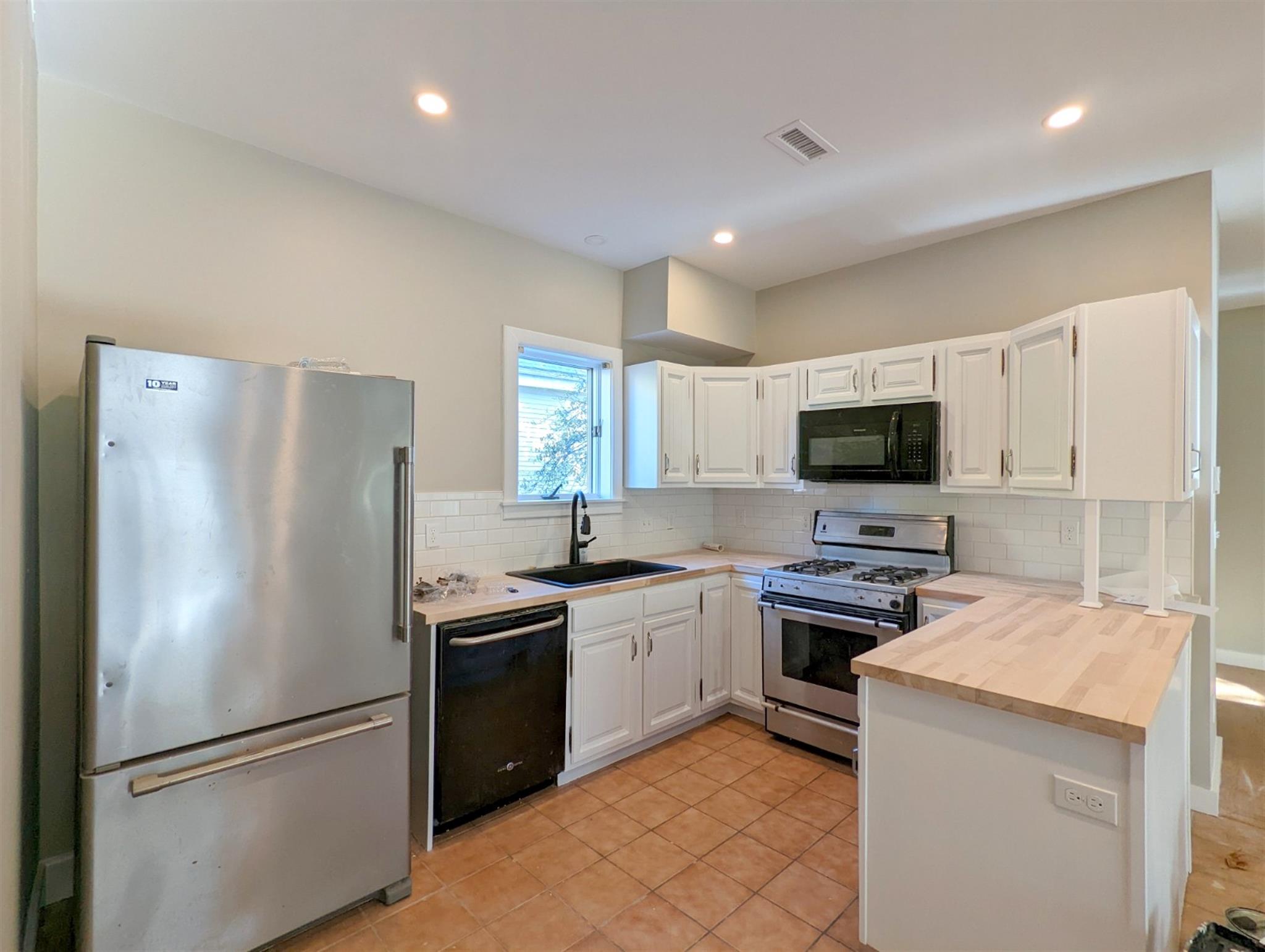 4 bed, 3 bath apartment for rent at 25 Claremon St Unit 2, Teele Square — photo 13 of 17