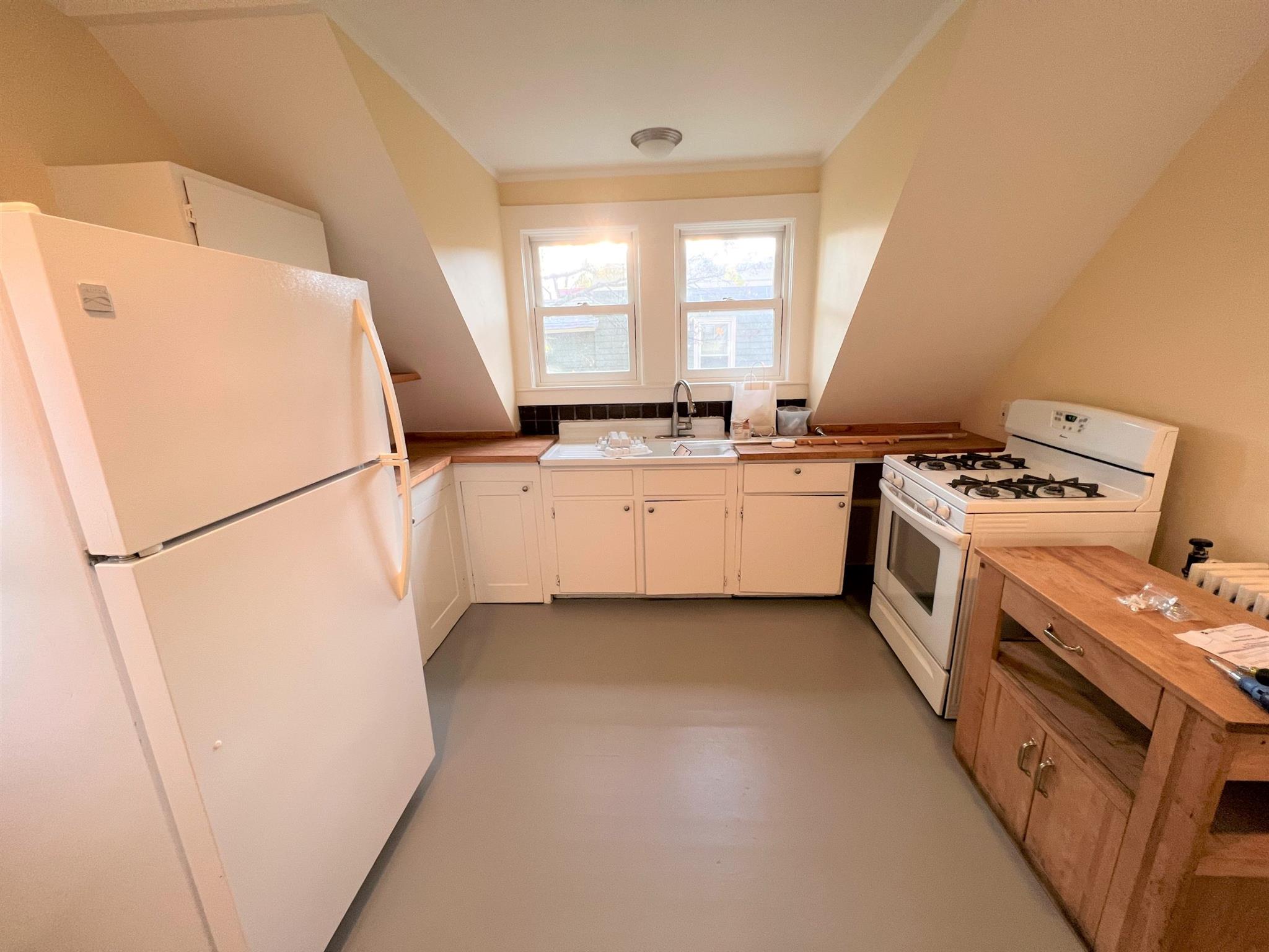 2 bed, 1 bath apartment for rent at 216 Upload Unit 2, Central Square — photo 2 of 24