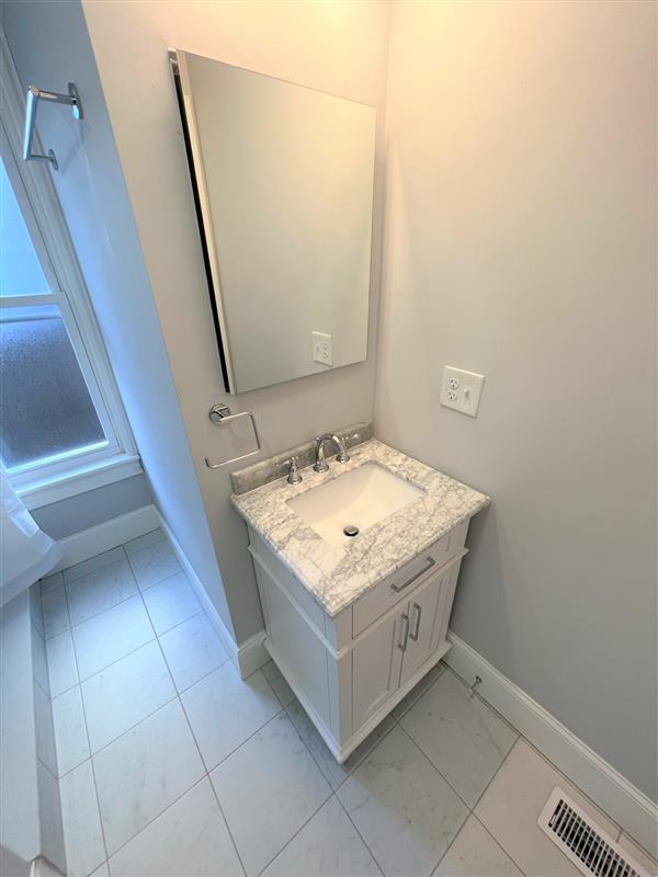 374 Oxford St, Baldwin