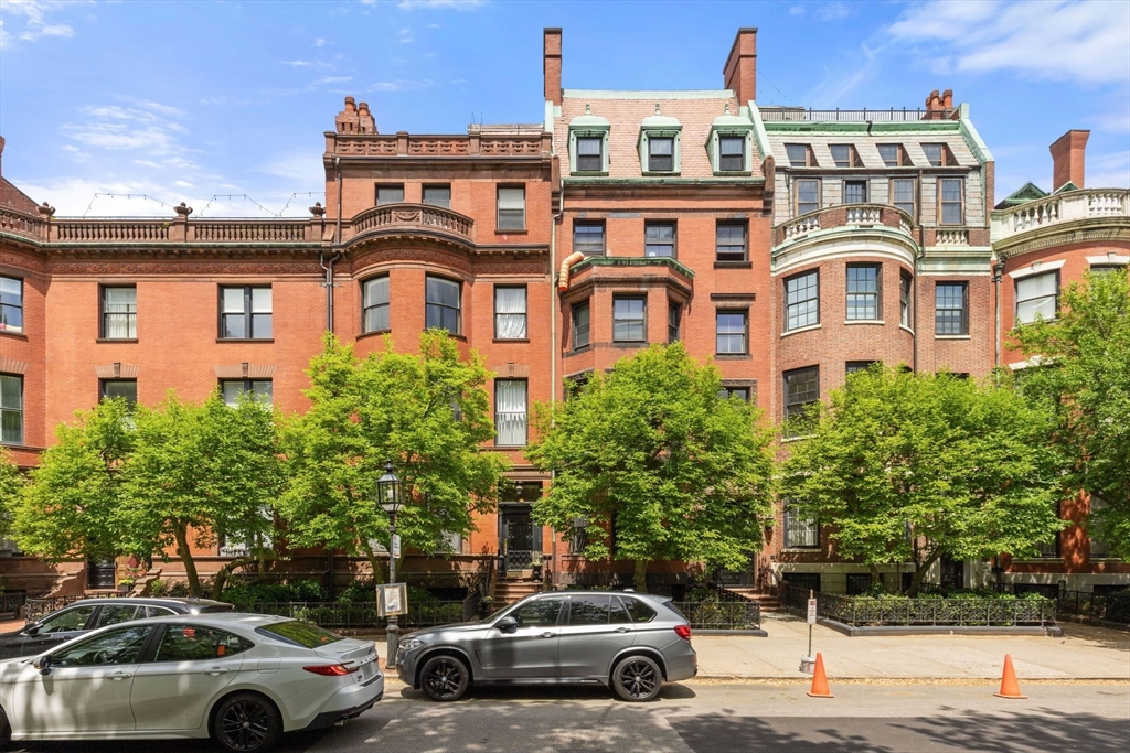 207 Commonwealth Ave, Back Bay