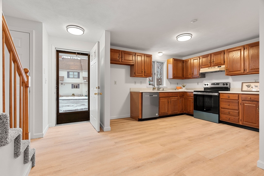 10 Carriage Ct, Merrimac