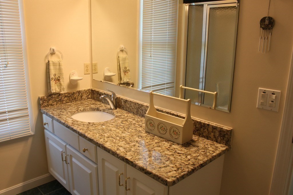 7 Deer Run Dr, Shrewsbury