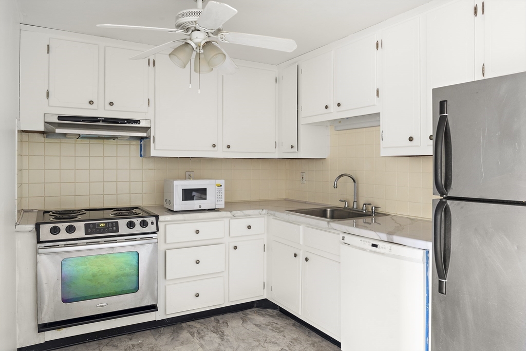 11 Old Colony Ln, Arlington Heights