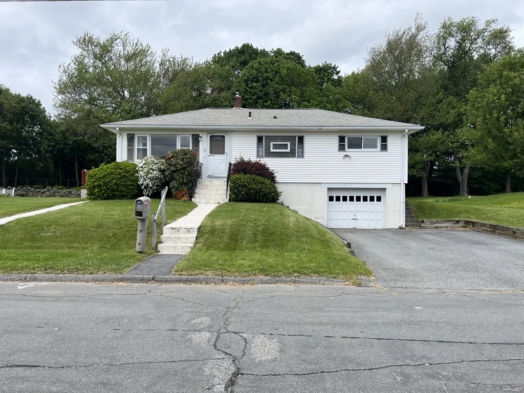 32 Harriet Ave, Shrewsbury