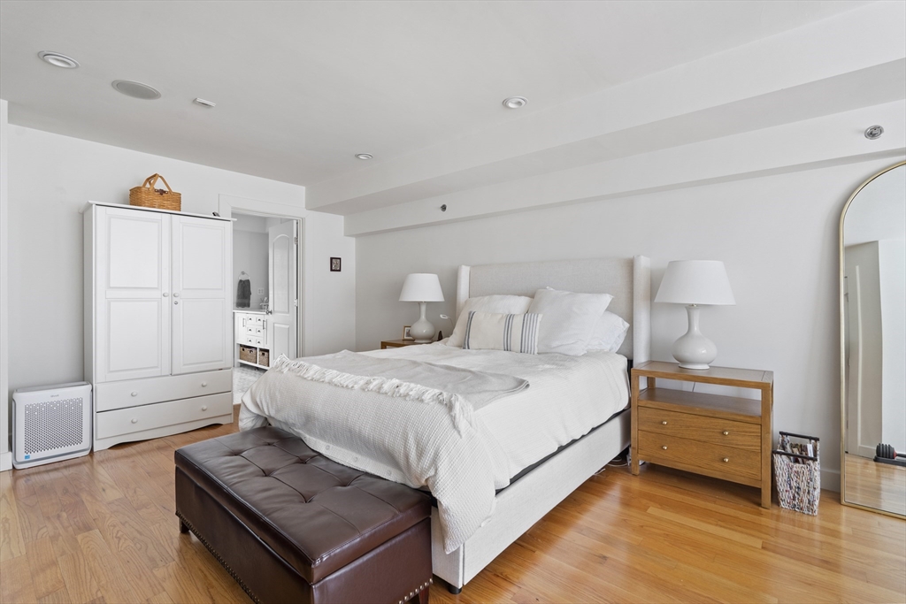 33 Middle St, South Boston