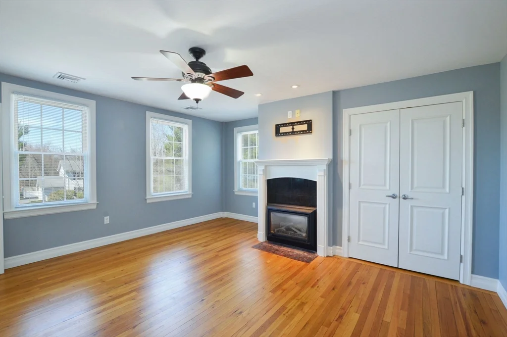 66 Tucker Ln, Dartmouth