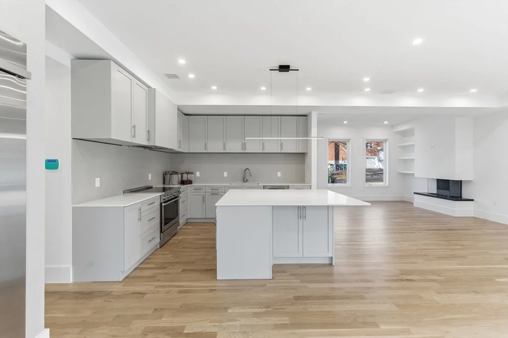 82 Louise Rd, Chestnut Hill