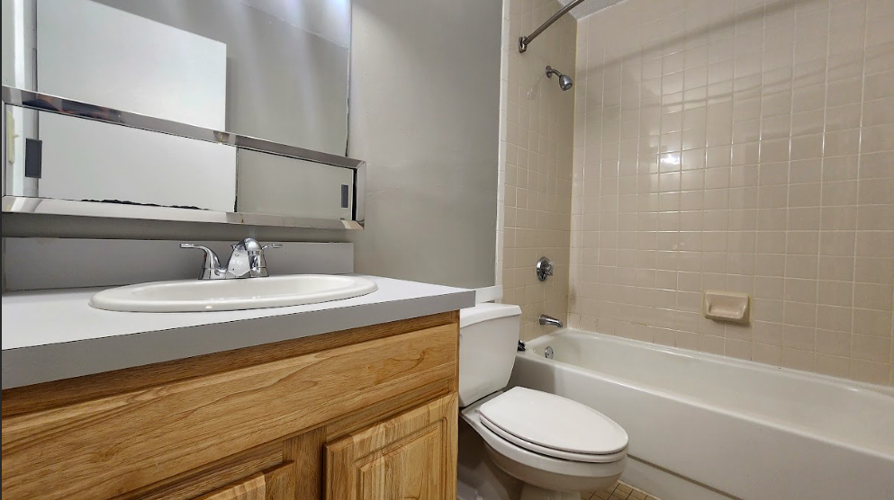 1 South Point Dr, Dorchester