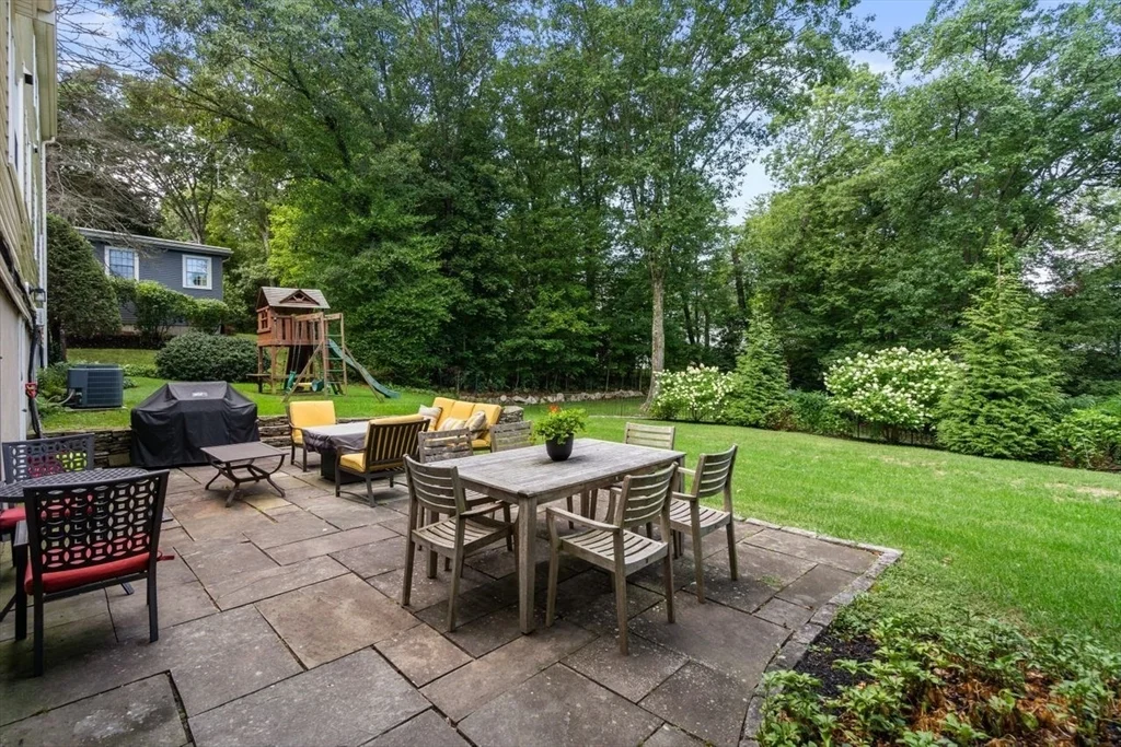 11 Nantucket Rd, Wellesley