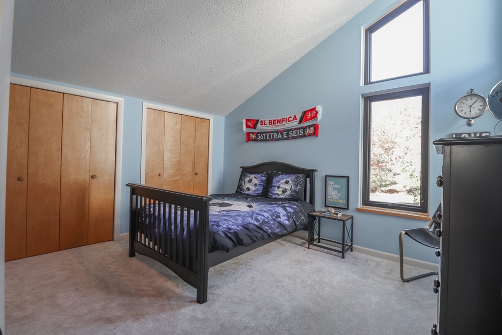 15 Thoreau Dr, Easton