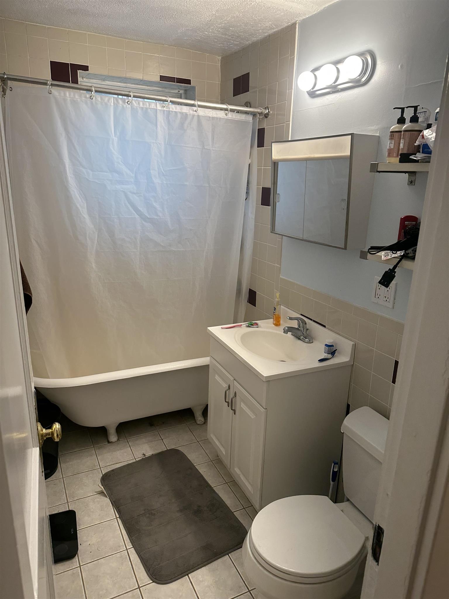 1.5 bed, 1 bath apartment for rent at 38 Day St Unit B, Davis Square — photo 3 of 12