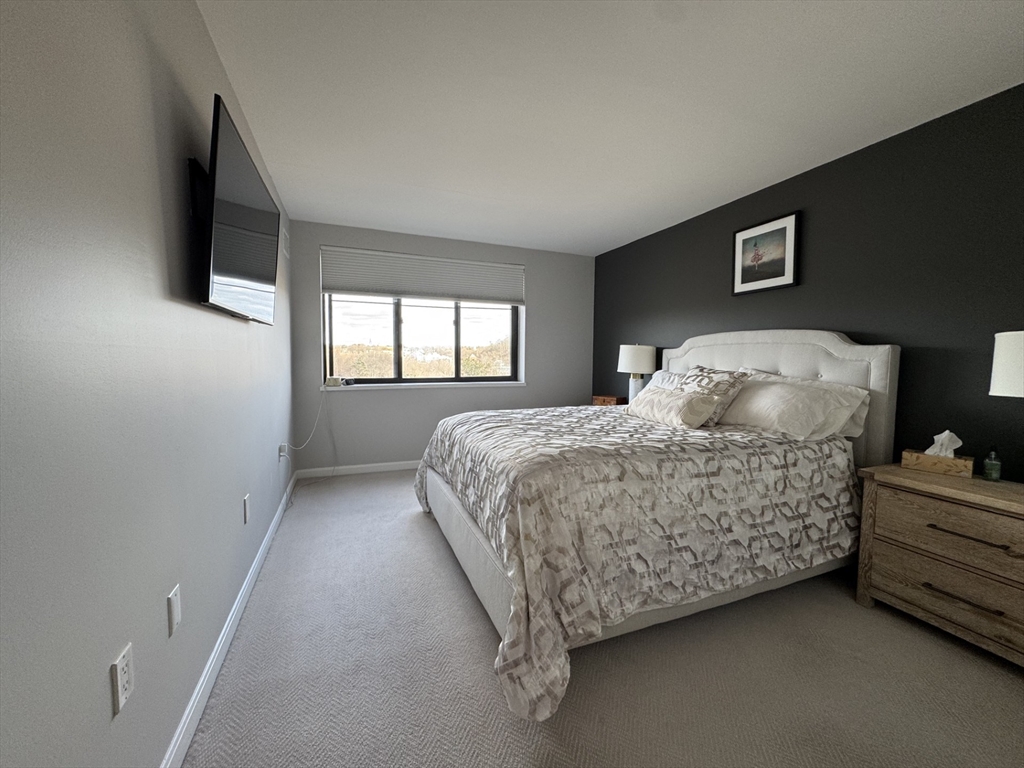 100 Ledgewood Dr, Stoneham