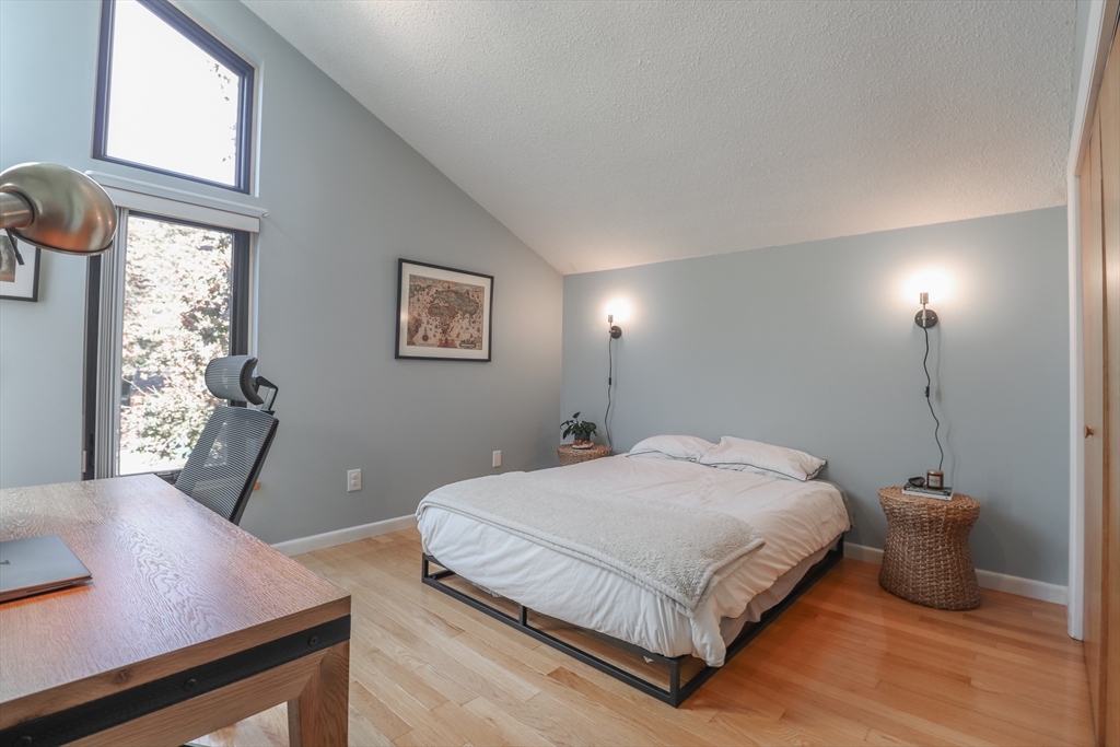 15 Thoreau Dr, Easton