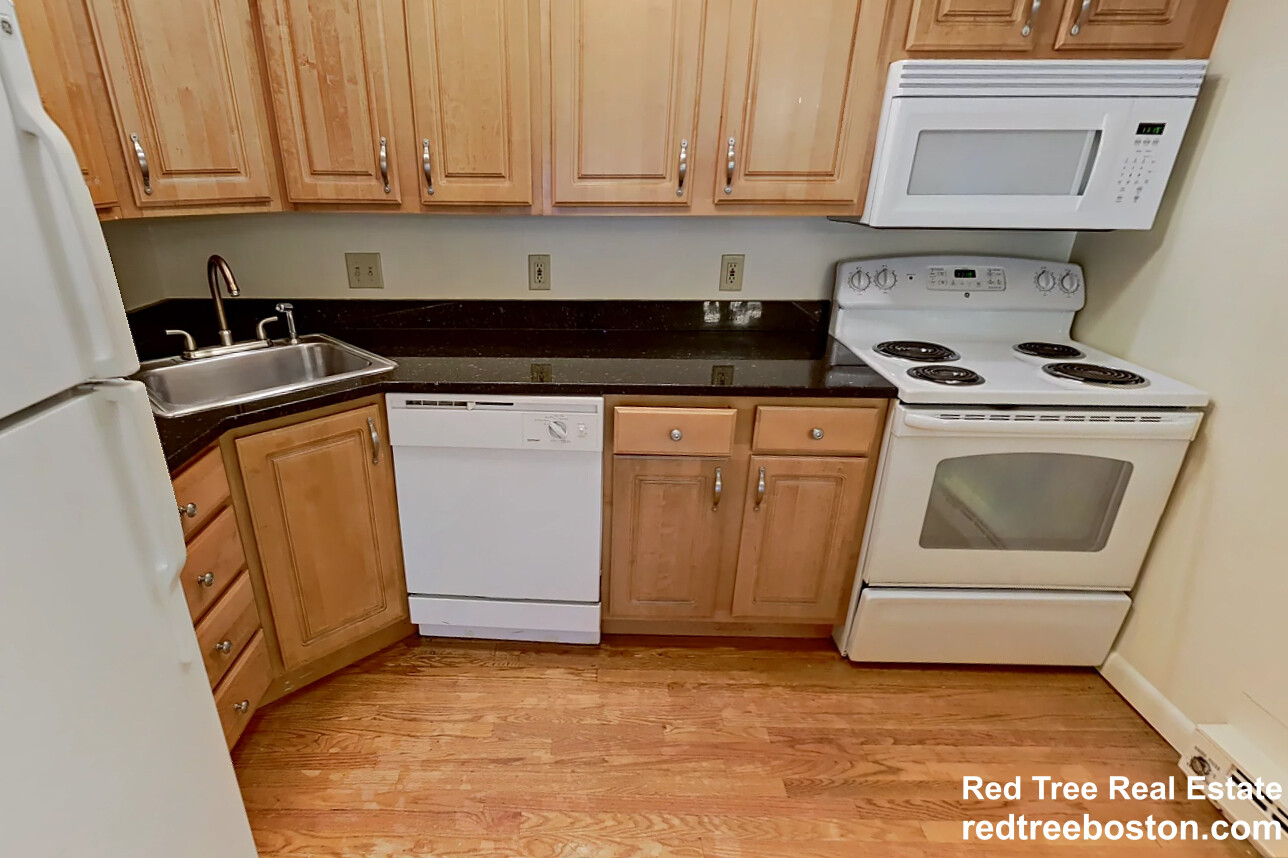 320 Hammond Pond Pkwa, Chestnut Hill