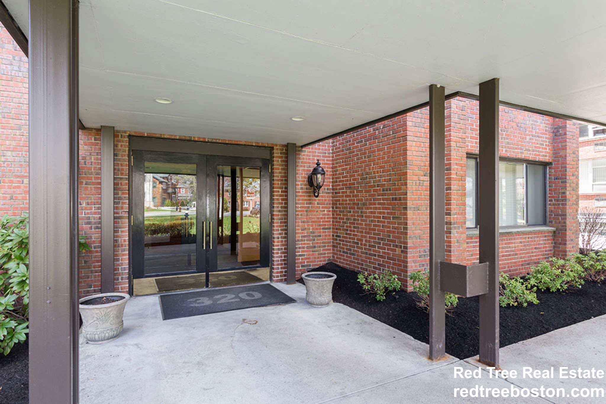 320 Hammond Pond Pkwa, Chestnut Hill