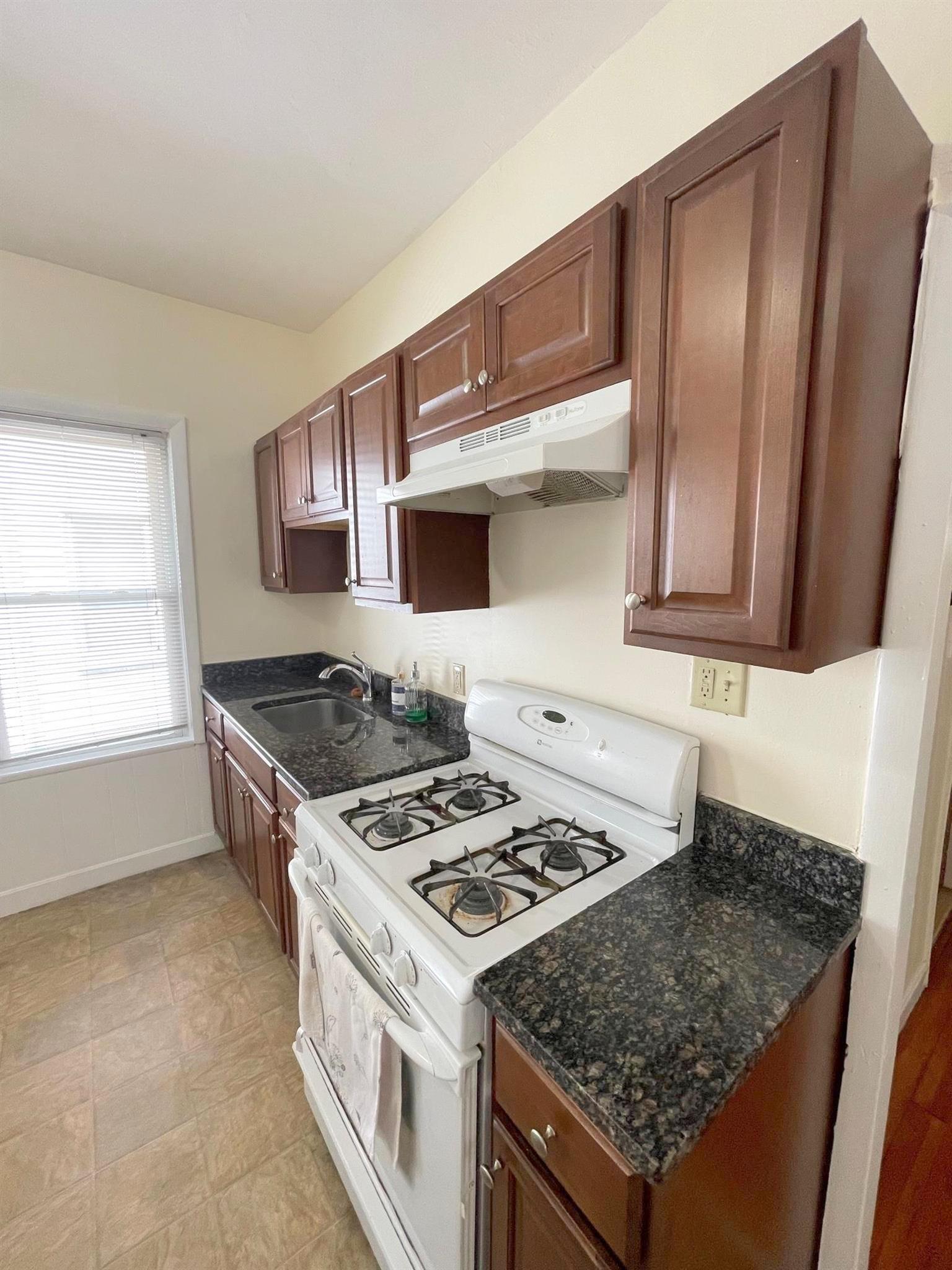 3 bed, 1 bath apartment for rent at 26 Russell Rd Unit 26, Teele Square — photo 3 of 18