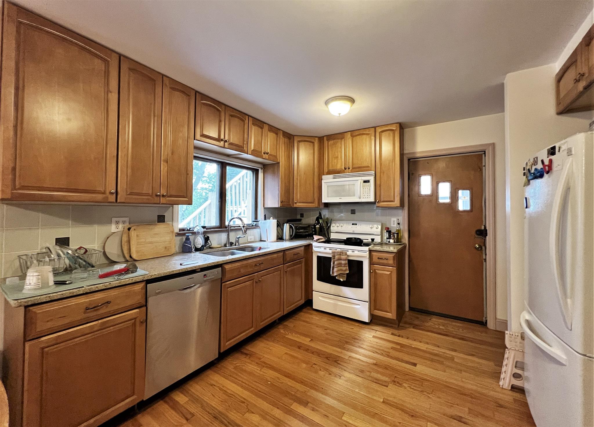 3 bed, 1 bath apartment for rent at 50 Banks St Unit 1, Porter Square