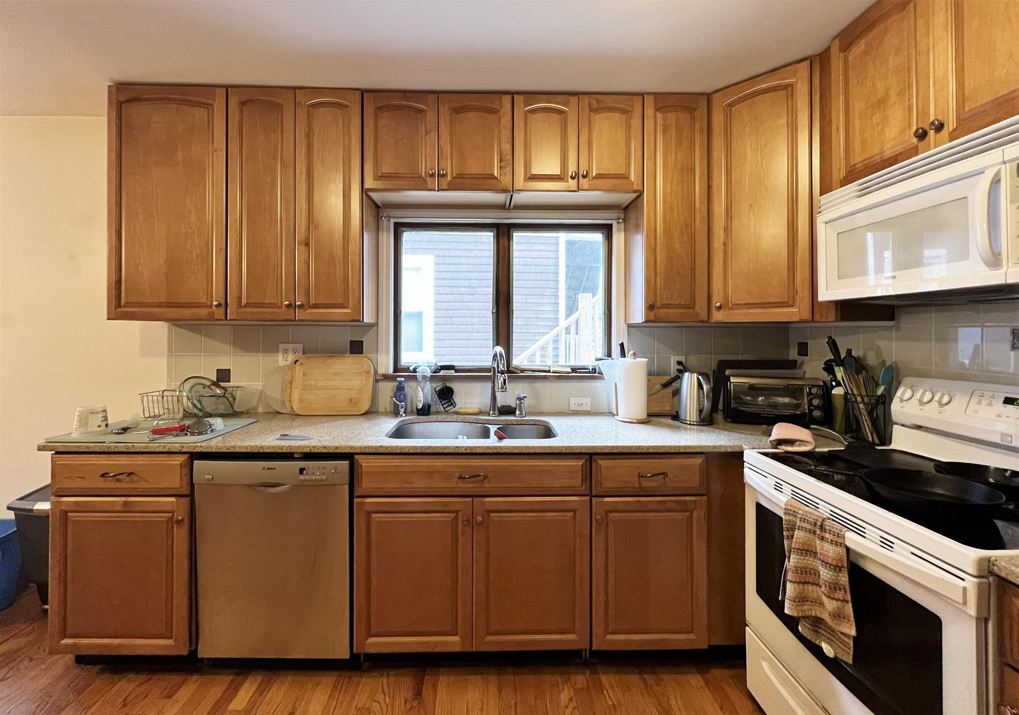3 bed, 1 bath apartment for rent at 50 Banks St Unit 1, Porter Square — photo 2 of 24