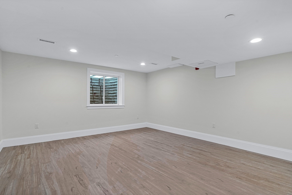 15 Lily Pond Ln, Lexington