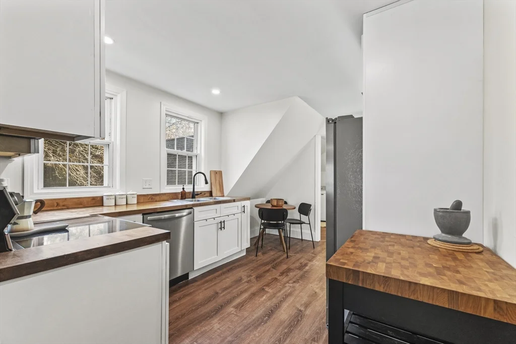 1142 Washington St, Whitman