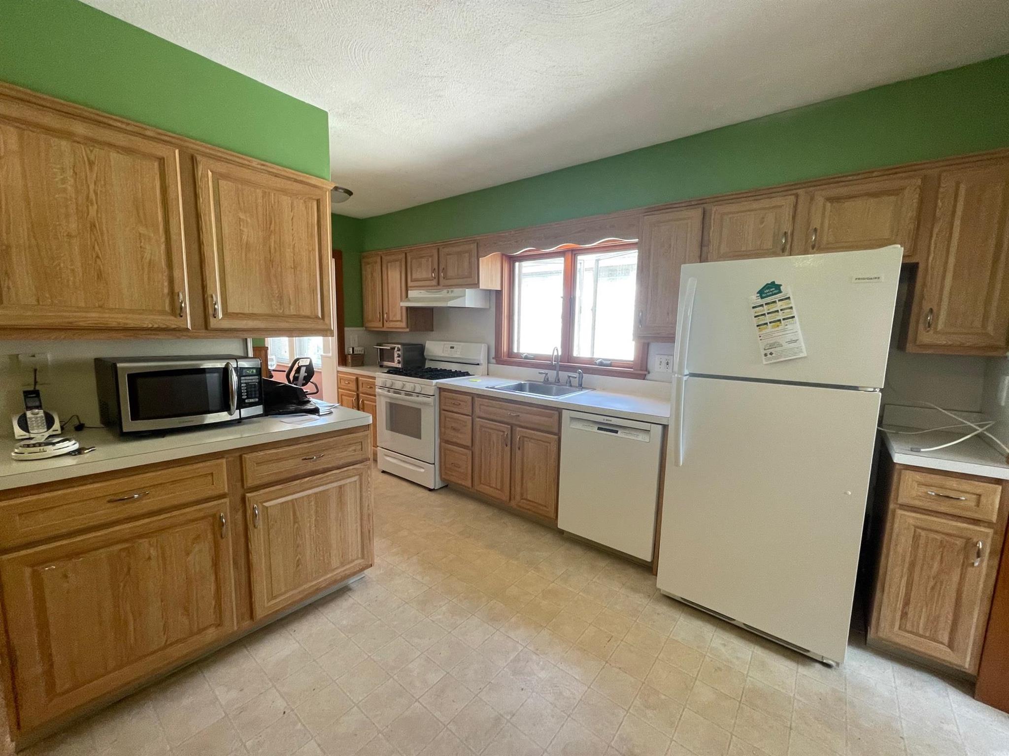 3 bed, 1 bath apartment for rent at 15 Irvington Rd Unit 1, Teele Square — photo 14 of 15
