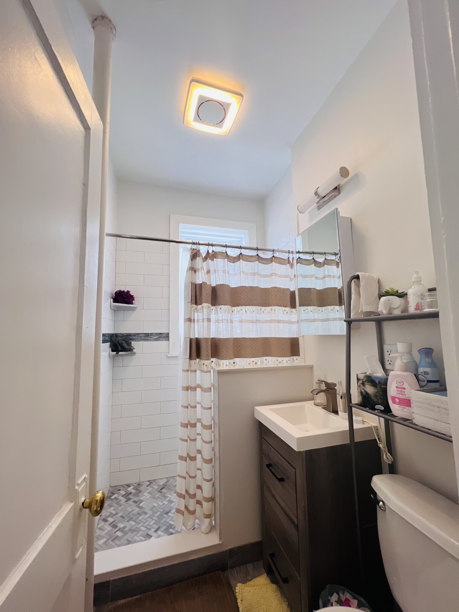2 bed, 1 bath apartment for rent at 321 Summit Ave, Unit 4, Brighton — photo 3 of 3
