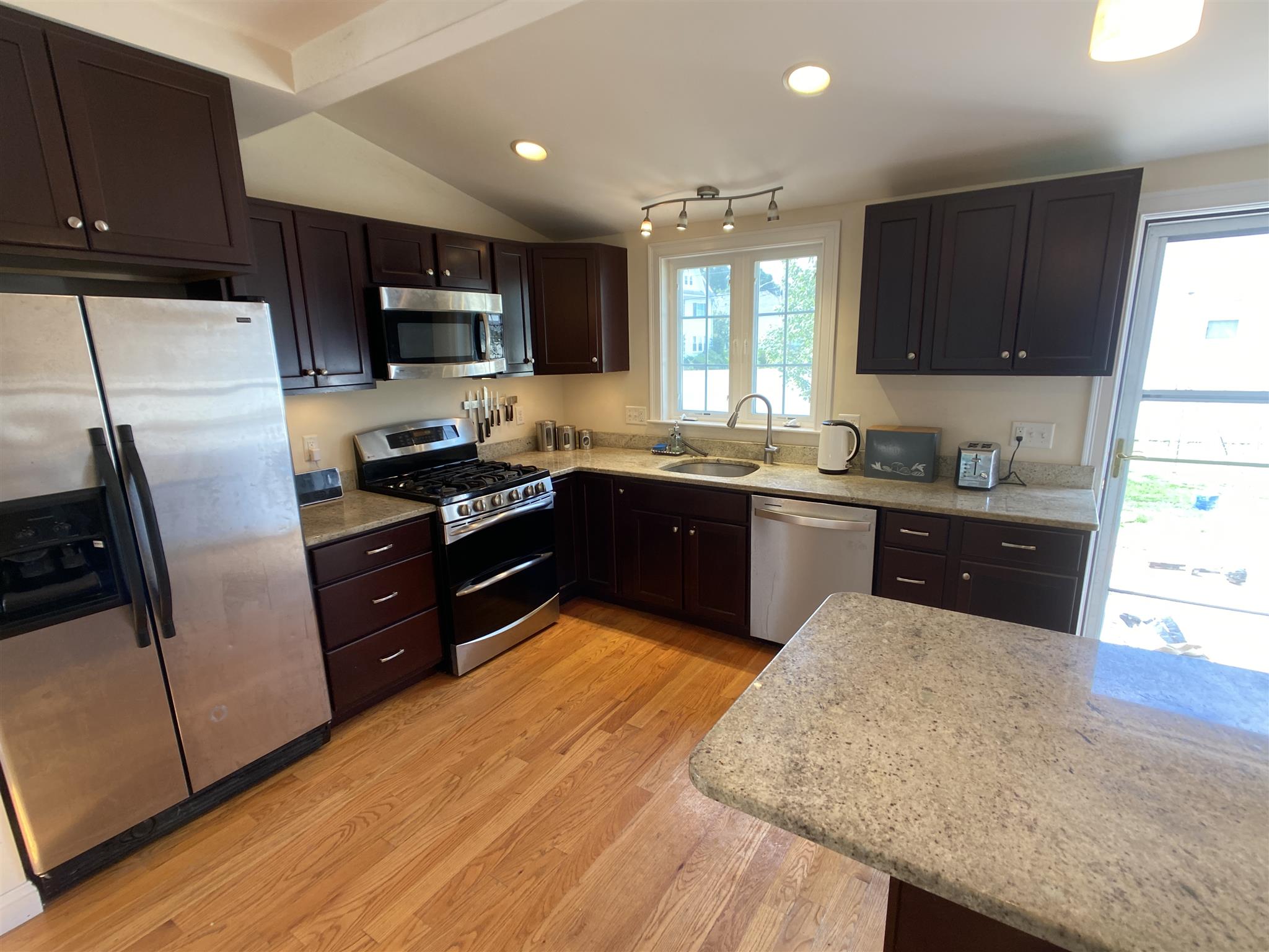 2 bed, 1.5 bath apartment for rent at 11 Winthrop Ct Unit 11, Medford — photo 2 of 10