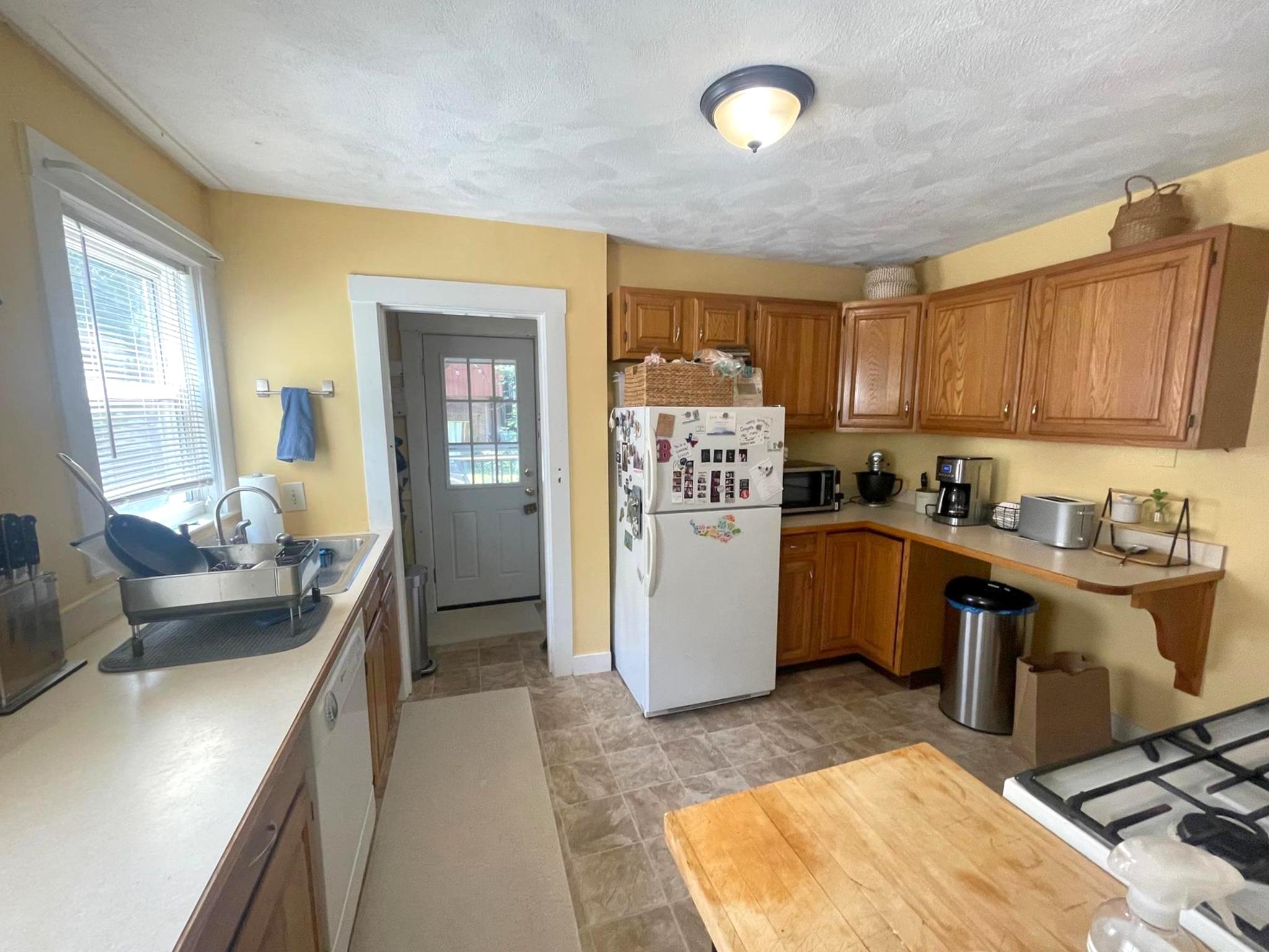 2.5 bed, 1 bath apartment for rent at 17 Irvington Rd Unit 17, West Somerville — photo 8 of 19