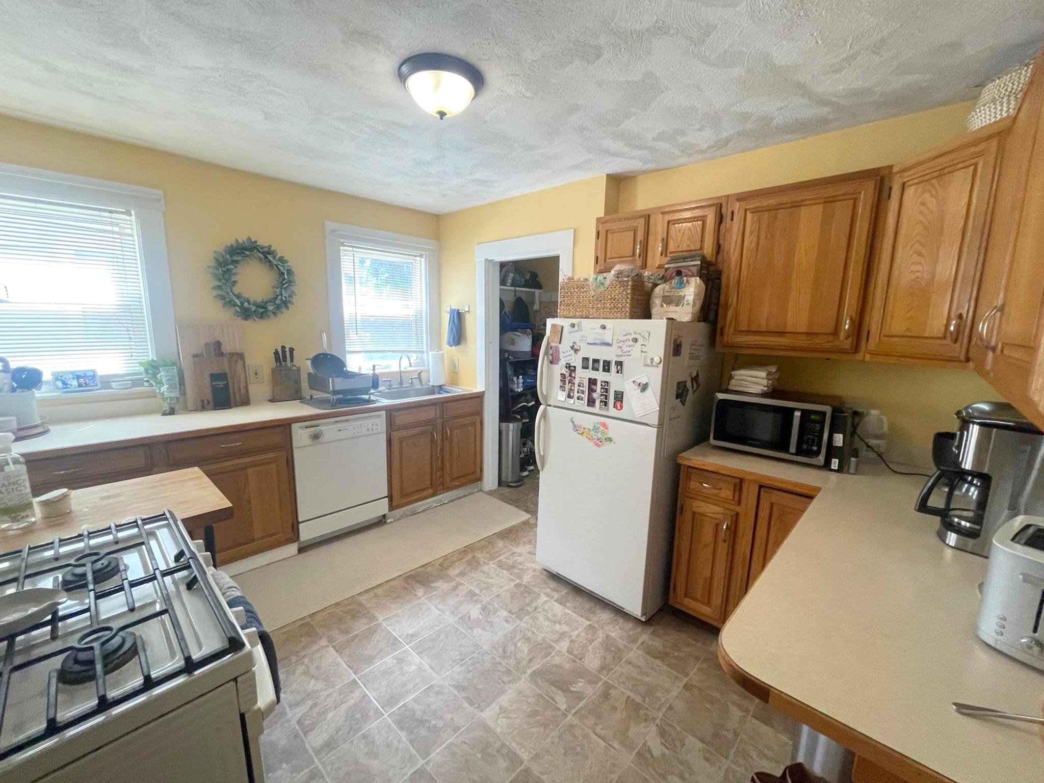 2.5 bed, 1 bath apartment for rent at 17 Irvington Rd Unit 17, West Somerville — photo 9 of 19