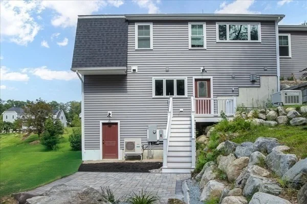 14 Norway Farms Dr, Norfolk